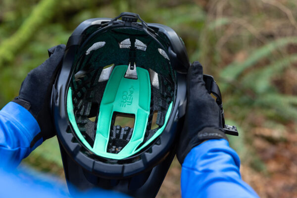 Lazer Jackal mountainbike helm KinetiCore